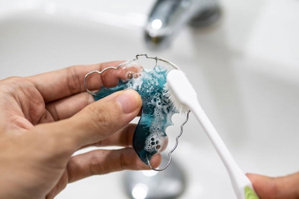 Vệ sinh chăm sóc kĩ càng sau khi niềng