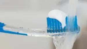 Có nhúng kem đánh răng vào nước trước đánh răng