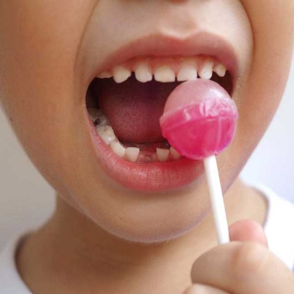 Cách giúp trẻ ăn kẹo không bị sâu răng