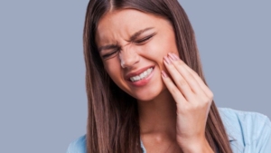 Tại sao nhổ răng khôn nhiều ngày vẫn còn đau?