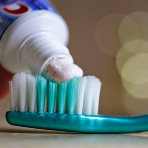 Trẻ có nên dùng kem đánh răng của người lớn?