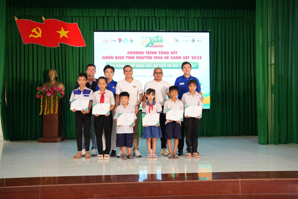 Đại điện Nha khoa Teennie Clinic trao tặng quà cho các em ở lễ tổng kết chiến dịch tình nguyện mùa hè xanh UEF tại xã Đốc Binh Kiều, Đồng Tháp