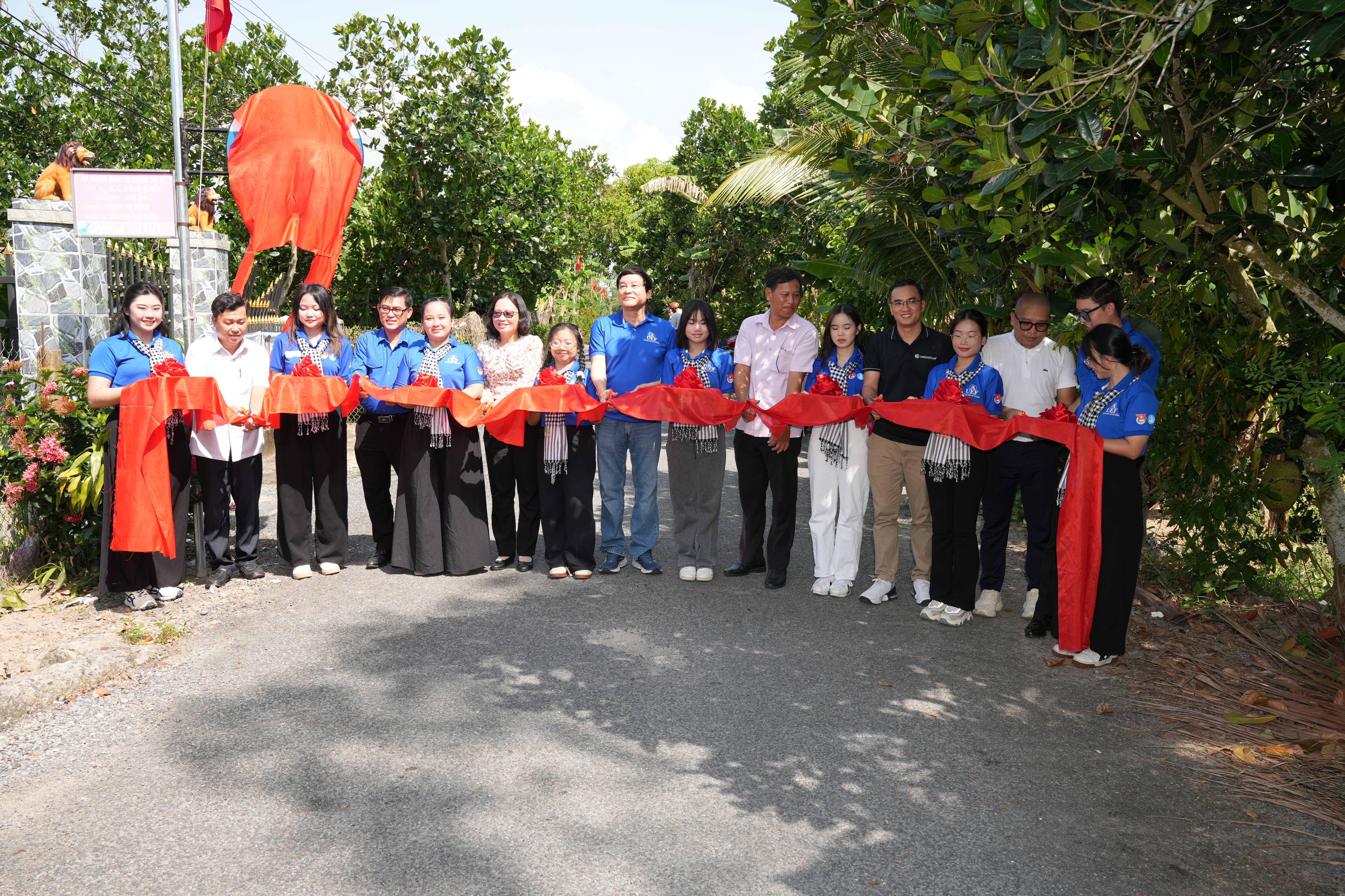 Đại điện Nha khoa Teennie Clinic khánh thành đèn đường tại xã Đốc Binh Kiều, Đồng Tháp
