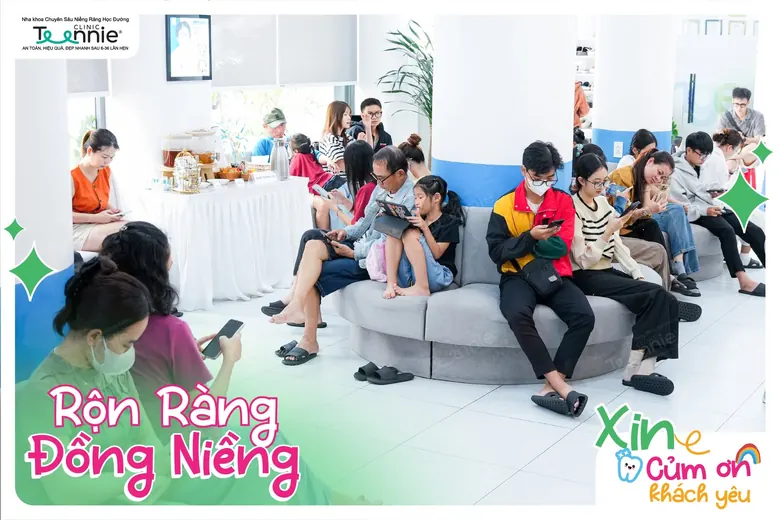 Rộn ràng đồng niềng tại Teennie Clinic - khoảnh khắc khách hàng niềng răng 01