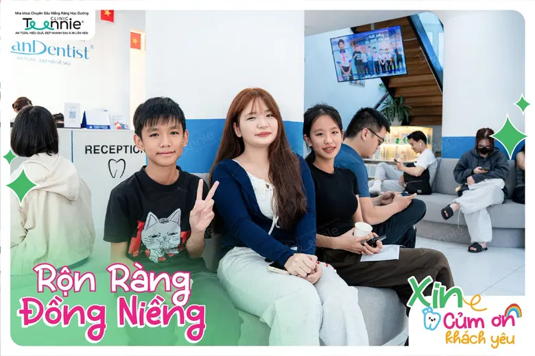 Rộn ràng đồng niềng tại Teennie Clinic - khoảnh khắc khách hàng niềng răng 03